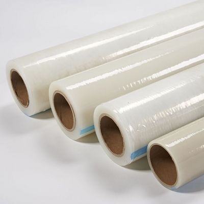Giá tốt. Màng bảo vệ PE với khả năng chống tia UV 6 tháng và keo gốc cao su cho đóng gói công nghiệp trực tuyến